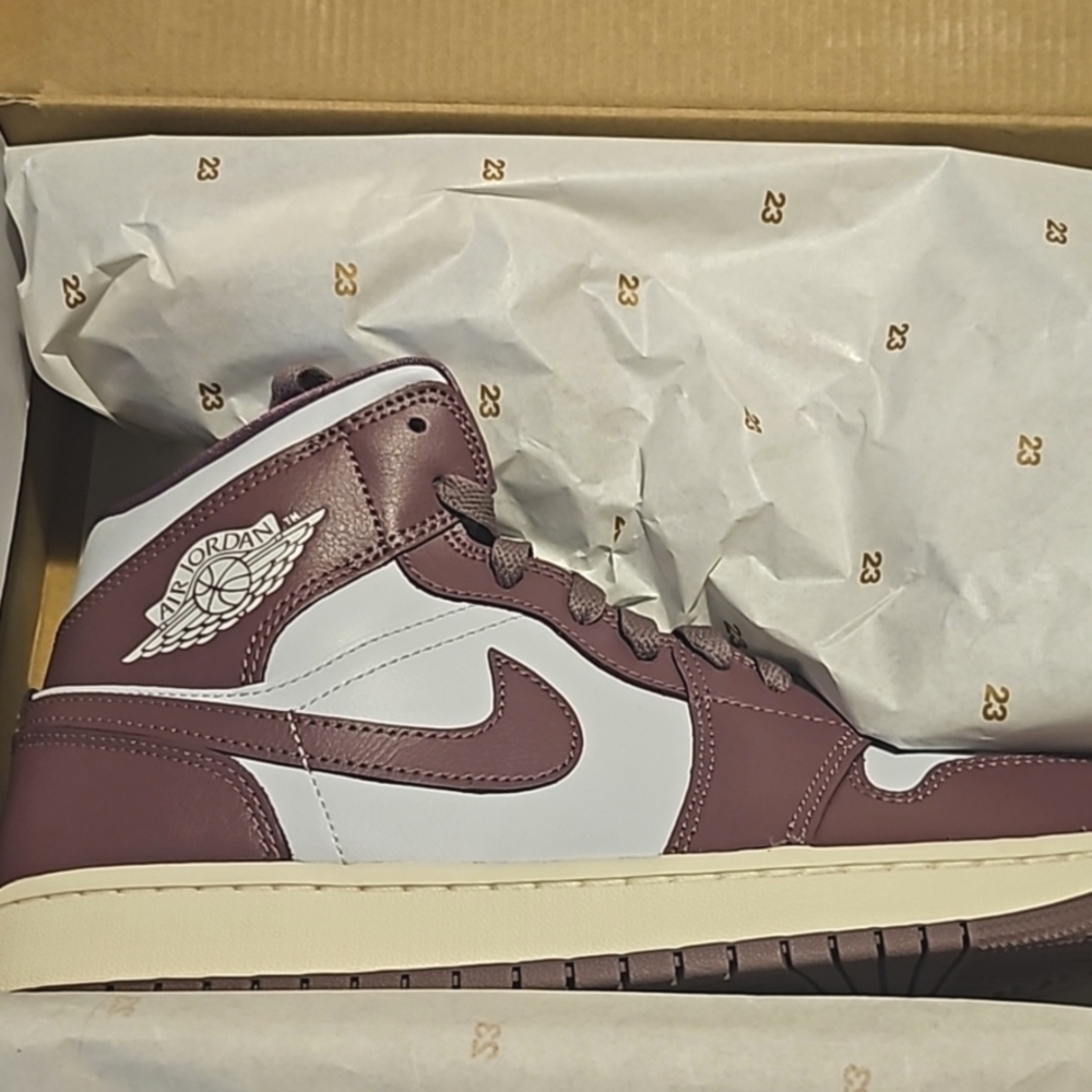 BNIB AUTHENTIC AIR JORDAN 1 MID